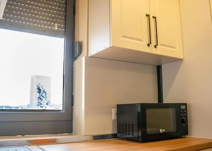 Centre Lions Gate 4 *